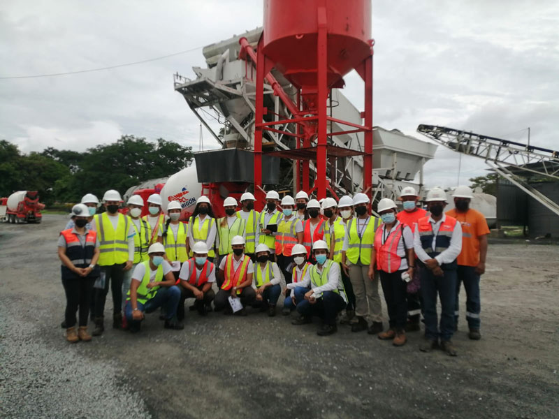 Visita de estudiantes UTP